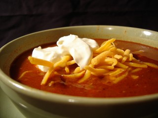 Bowl_of_chili_with_sour_cream_and_cheese