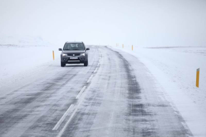 iceland_snowyroad5