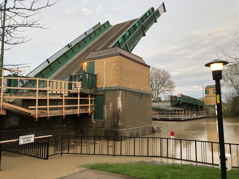 Lord Selkirk Bridge project completion date extended