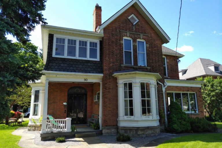 Heritage Home Owners receive gift